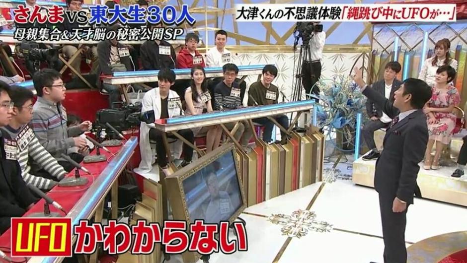 日本综艺：两组家庭在水池里打造自己的水上乐园